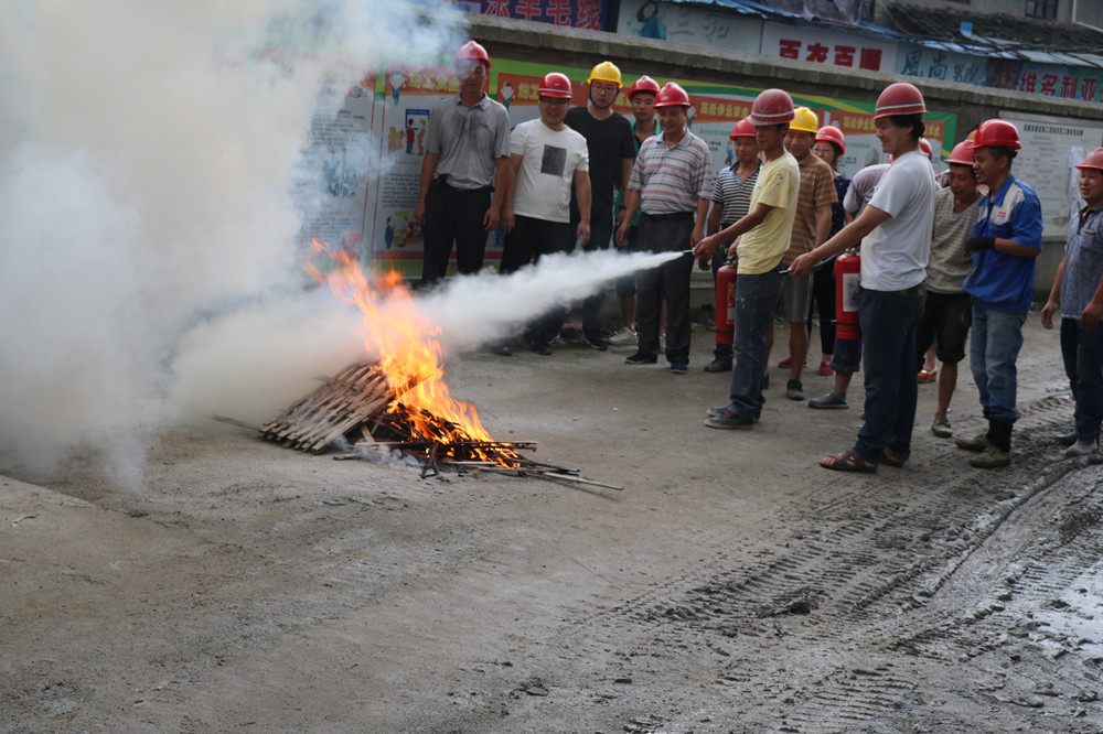 福建易順建筑工程有限公司“東升商城”工程2017年度《安全生產(chǎn)月》消防、救援應(yīng)急演練