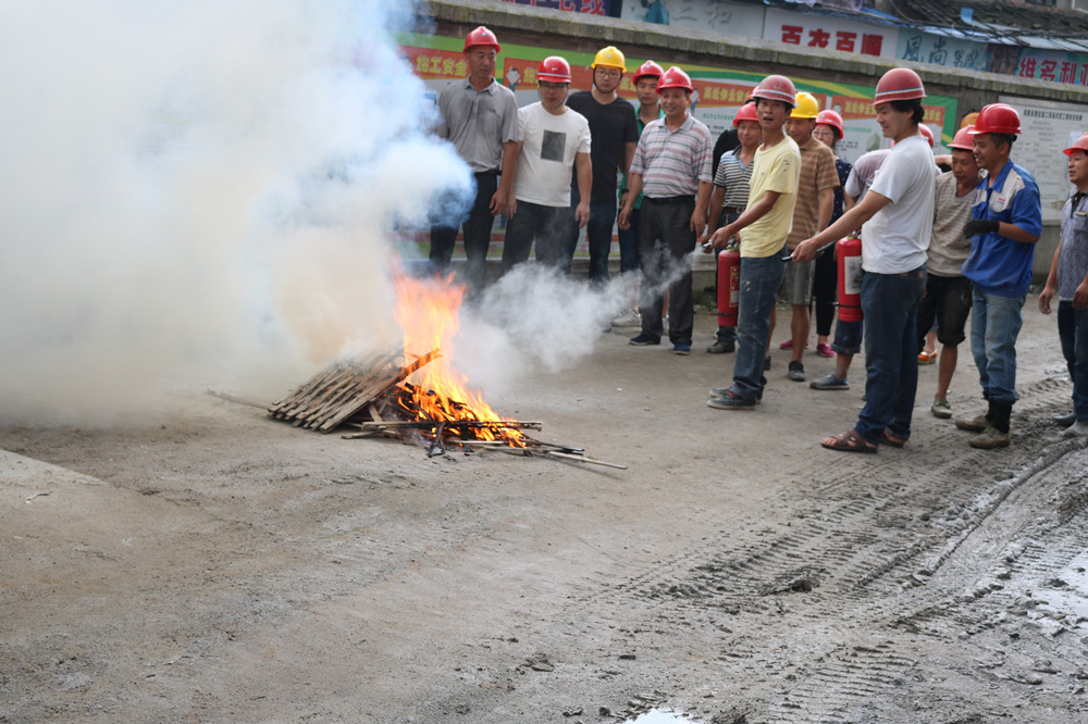 福建易順建筑工程有限公司“東升商城”工程2017年度《安全生產(chǎn)月》消防、救援應(yīng)急演練