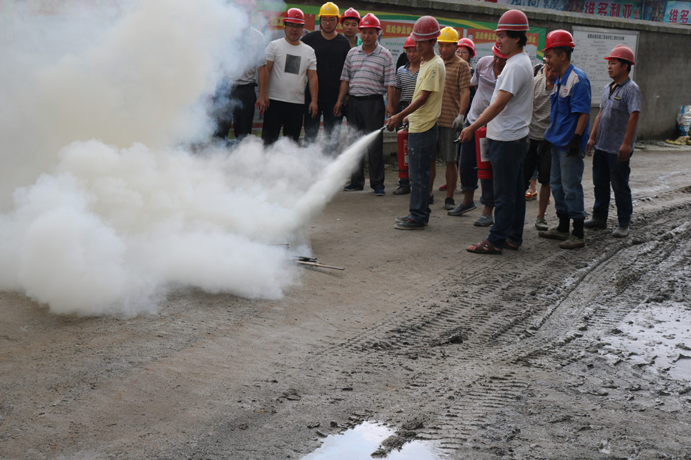福建易順建筑工程有限公司“東升商城”工程2017年度《安全生產(chǎn)月》消防、救援應(yīng)急演練