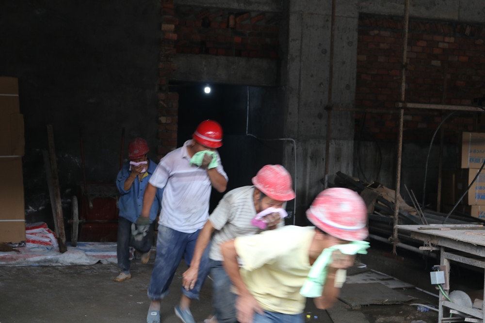 福建易順建筑工程有限公司“東升商城”工程2017年度《安全生產(chǎn)月》消防、救援應(yīng)急演練