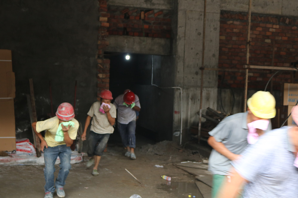 福建易順建筑工程有限公司“東升商城”工程2017年度《安全生產(chǎn)月》消防、救援應(yīng)急演練