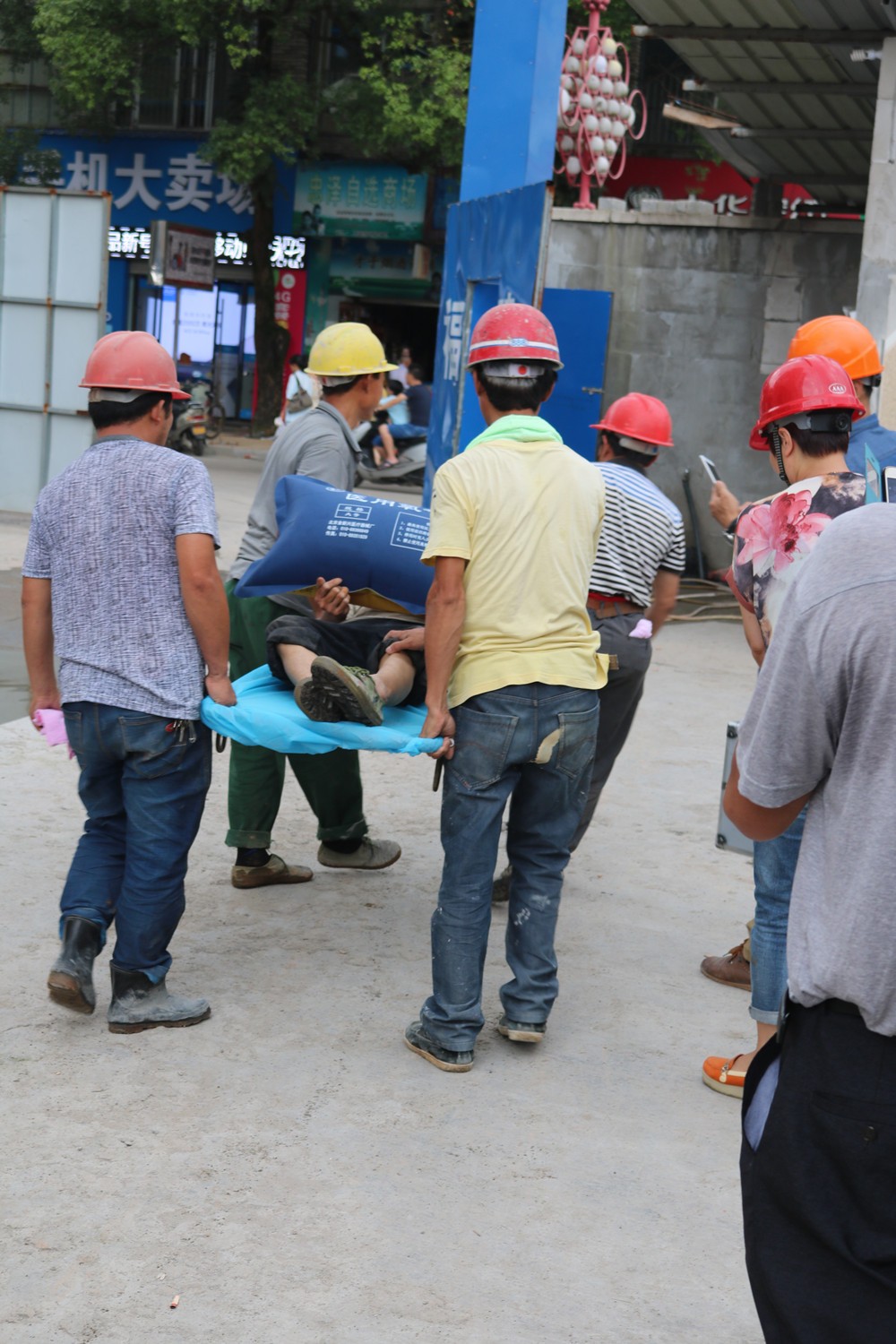 福建易順建筑工程有限公司“東升商城”工程2017年度《安全生產(chǎn)月》消防、救援應(yīng)急演練