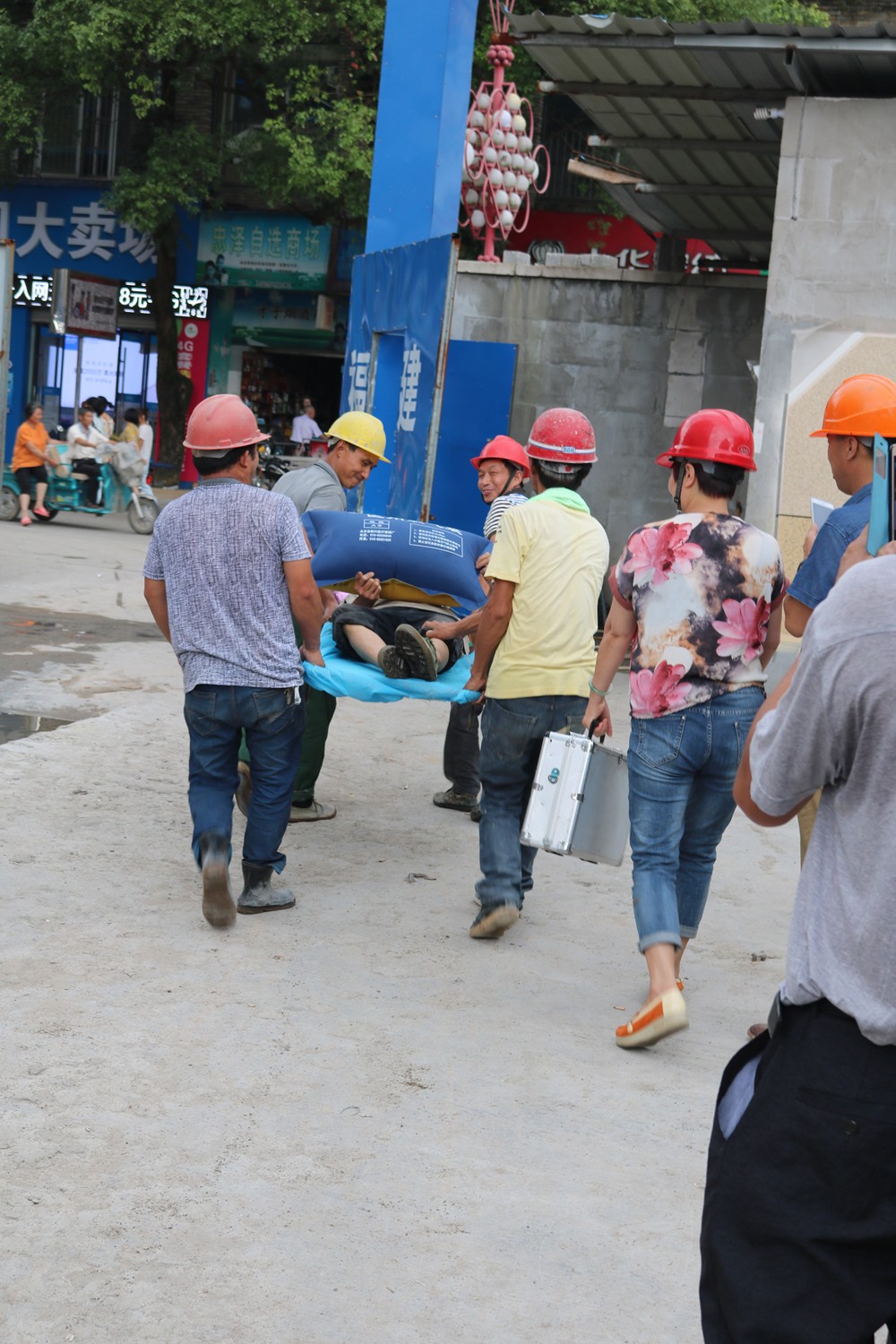 福建易順建筑工程有限公司“東升商城”工程2017年度《安全生產(chǎn)月》消防、救援應(yīng)急演練