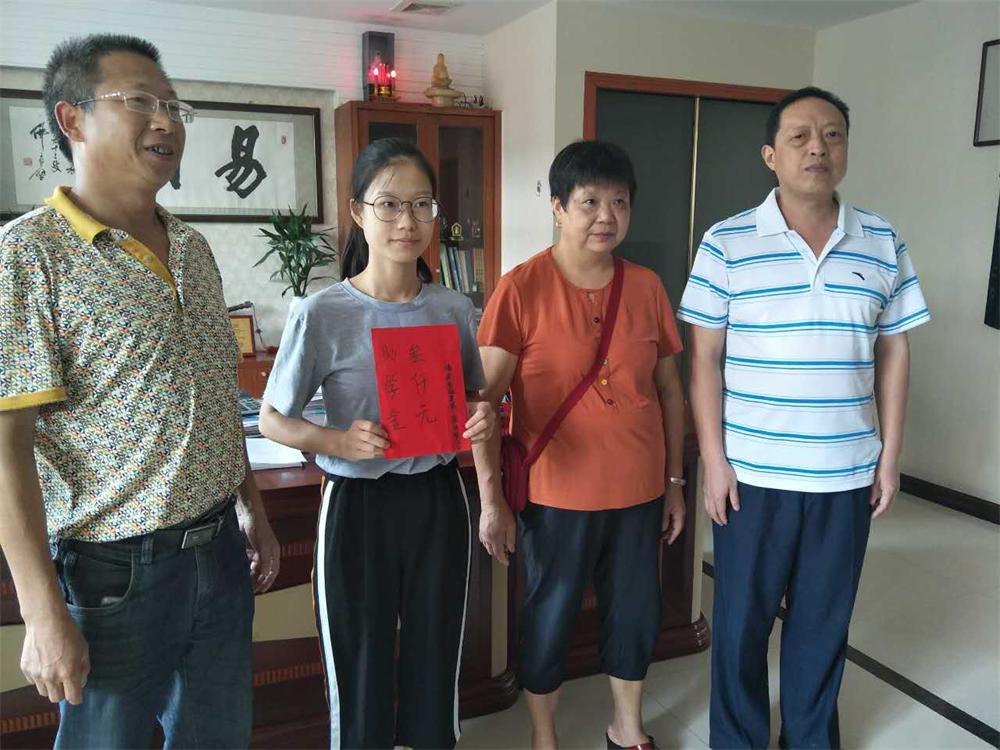 福建易順建筑工程有限公司2017年第一屆：“金秋助學(xué)，學(xué)子圓夢，誠信你我，感恩社會”