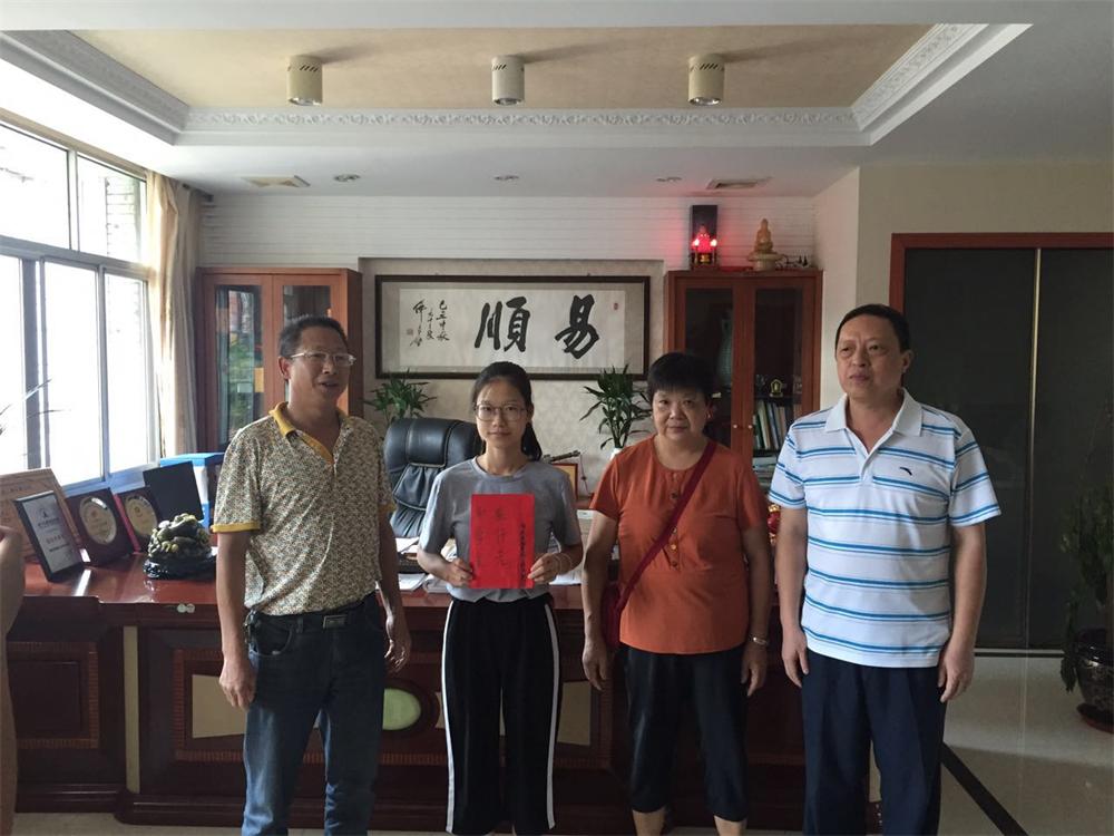 福建易順建筑工程有限公司2017年第一屆：“金秋助學(xué)，學(xué)子圓夢，誠信你我，感恩社會”