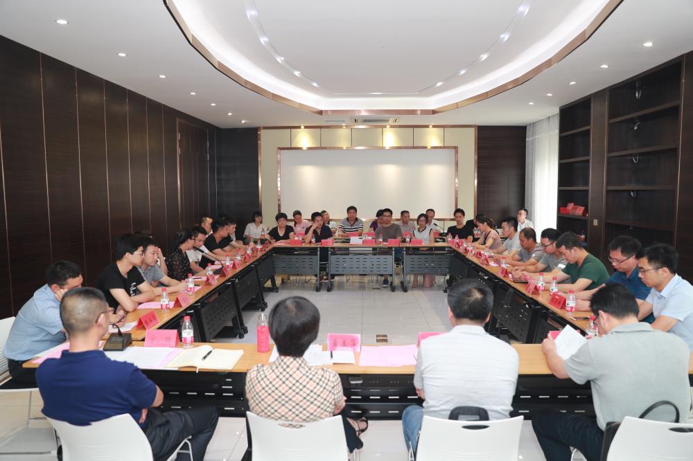 由（縣委常委、政法委書(shū)記）官雄主持、黃美萍（縣委書(shū)記）蘇建旗（縣長(zhǎng)）參加“村企結(jié)對(duì)、真情幫扶”簽約授牌儀式、