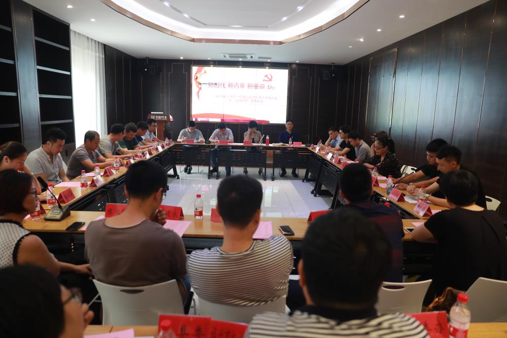 由（縣委常委、政法委書(shū)記）官雄主持、黃美萍（縣委書(shū)記）蘇建旗（縣長(zhǎng)）參加“村企結(jié)對(duì)、真情幫扶”簽約授牌儀式、