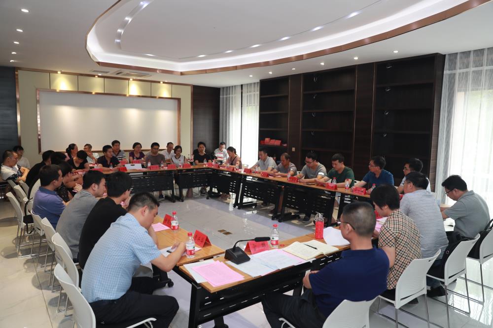 由（縣委常委、政法委書(shū)記）官雄主持、黃美萍（縣委書(shū)記）蘇建旗（縣長(zhǎng)）參加“村企結(jié)對(duì)、真情幫扶”簽約授牌儀式、