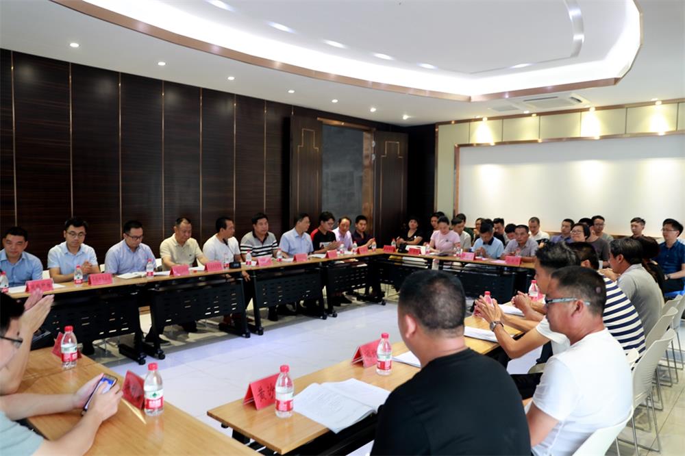 由（縣委常委、政法委書(shū)記）官雄主持、黃美萍（縣委書(shū)記）蘇建旗（縣長(zhǎng)）參加“村企結(jié)對(duì)、真情幫扶”簽約授牌儀式、