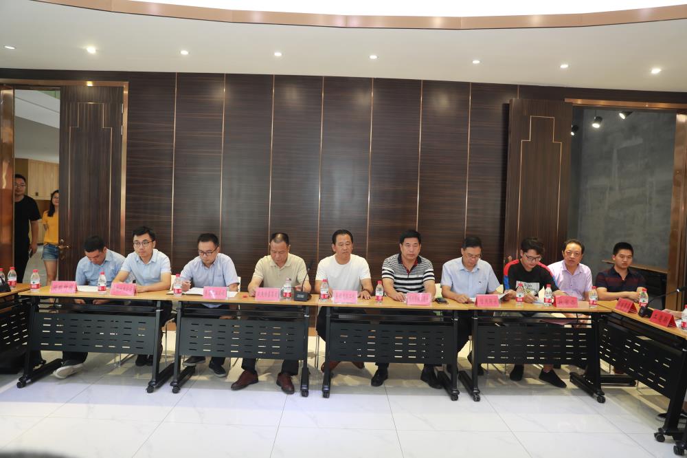 由（縣委常委、政法委書(shū)記）官雄主持、黃美萍（縣委書(shū)記）蘇建旗（縣長(zhǎng)）參加“村企結(jié)對(duì)、真情幫扶”簽約授牌儀式、