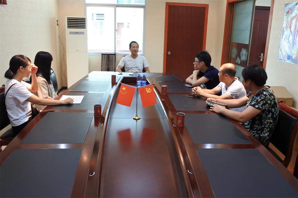 知識(shí)改變?nèi)说拿\(yùn)，公司職工子女考上大學(xué) 單位頒發(fā)助學(xué)金