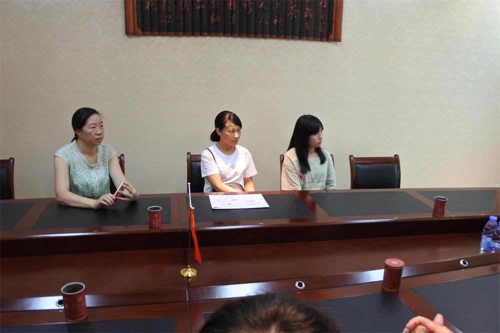 知識(shí)改變?nèi)说拿\(yùn)，公司職工子女考上大學(xué) 單位頒發(fā)助學(xué)金