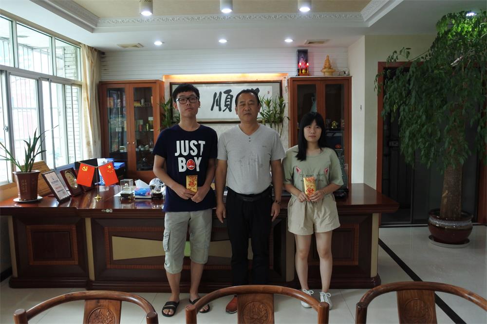 知識(shí)改變?nèi)说拿\(yùn)，公司職工子女考上大學(xué) 單位頒發(fā)助學(xué)金