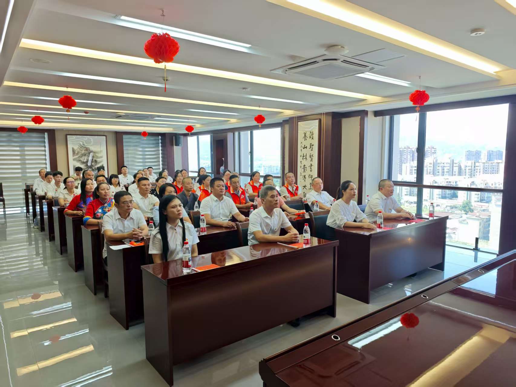 易順建工集團有限公司聯(lián)合松溪縣委統(tǒng)戰(zhàn)部機關集中集中觀看紀念中國人民抗日戰(zhàn)爭暨世界反法西斯戰(zhàn)爭勝利80周年大會