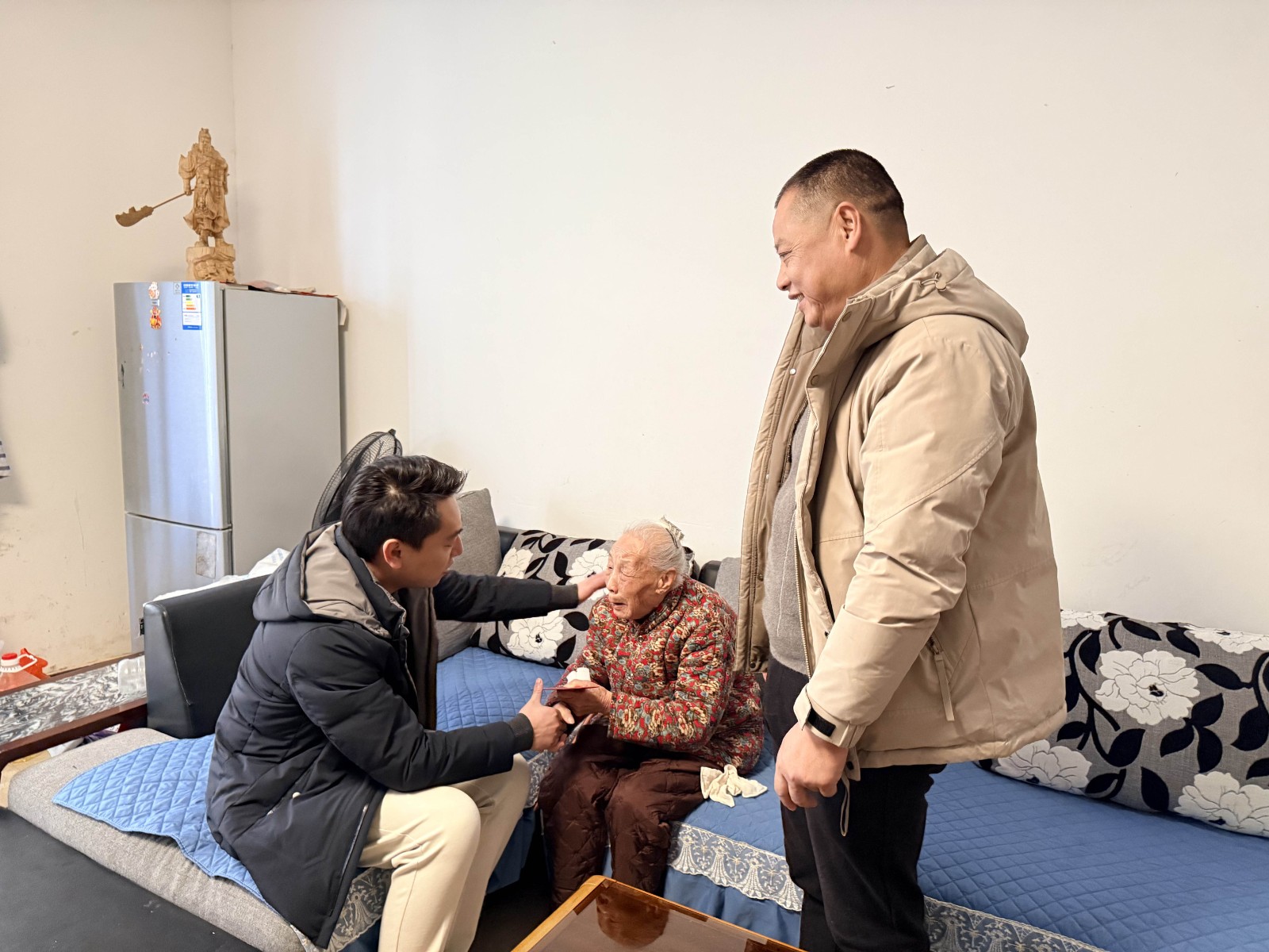 情暖寒冬，心系民生——易順建工集團(tuán)開(kāi)展困難黨員及群眾慰問(wèn)活動(dòng)