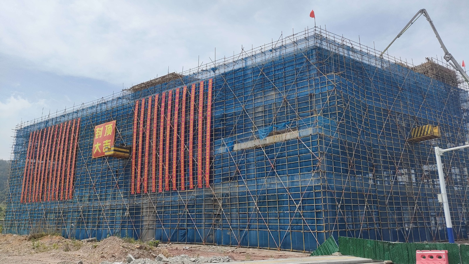 易順建工集團(tuán)有限公司承建的熹茗白茶加工及產(chǎn)業(yè)技術(shù)基地建設(shè)項目一期工程順利封頂！